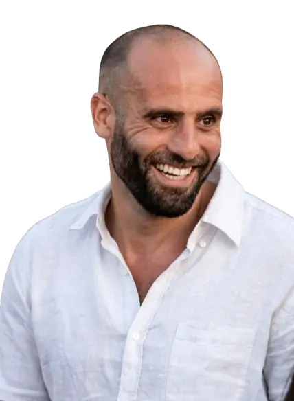 תמונה של בעל העסק גל מחייך עם מכופתרת